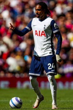 Tottenham Hotspur 'dan Djed Spence Premier Lig maçı sırasında Tottenham Hotspur' a karşı Crystal Palace Tottenham Hotspur Stadyumu, Londra, 11 Mayıs 2025