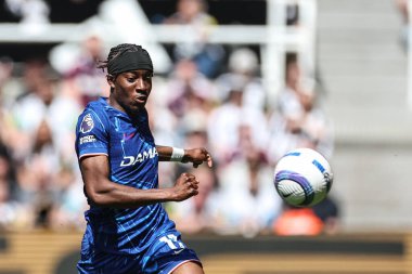 Chelsea 'li Noni Madueke, 11 Mayıs 2025' te İngiltere 'nin Newcastle kentindeki St. James' s Park 'ta oynanan Premier League karşılaşmasında topu atıyor.