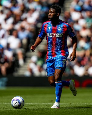 Crystal Palace 'dan Jefferson Lerma, Premier Lig maçı sırasında Tottenham Hotspur' un Tottenham Hotspur Stadyumu 'ndaki Crystal Palace' a karşı 11 Mayıs 2025 'te topla koşuyor.