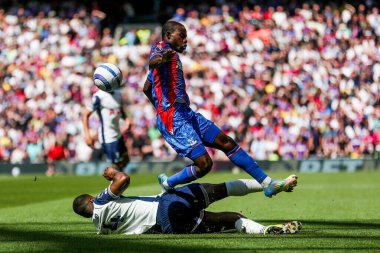 Crystal Palace 'dan Tyrick Mitchell, Tottenham Hotspur' un 11 Mayıs 2025 'te Tottenham Hotspur' a karşı Crystal Palace 'da oynadığı Premier League karşılaşmasında Tottenham Hotspur' dan Kevin Danso 'ya meydan okudu.