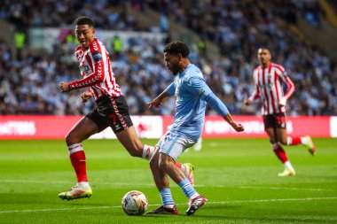 Coventry City 'den Jay Dasilva, 9 Mayıs 2025' te Coventry Building Society Arena, Coventry, İngiltere 'de Coventry City ile oynanan yarı final maçında topu geçiyor.