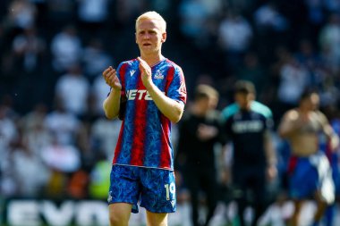 Crystal Palace 'dan Will Hughes, 11 Mayıs 2025' te Tottenham Hotspur 'un Tottenham Hotspur Stadyumu' nda oynanan Premier League maçının ardından kazandığı galibiyet sonrasında taraftarları kabul ediyor.
