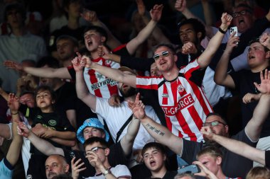 Brentford taraftarları, 10 Mayıs 2025 'te Ipswich Town, Ipswich Road, İngiltere' de Brentford 'a karşı oynanan Premier League maçında takımlarının kazanmasını kutluyorlar.