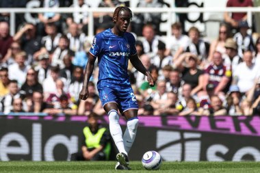 Chelsea 'den Trevoh Chalobah Premier Lig karşılaşmasında topla birlikte Newcastle United Chelsea' ye karşı St. James 's Park, Newcastle, İngiltere, 11 Mayıs 2025