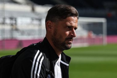 Jason Tindall, Premier Lig karşılaşması sırasında 11 Mayıs 2025 'te St. James' s Park, Newcastle, İngiltere 'ye geldi.