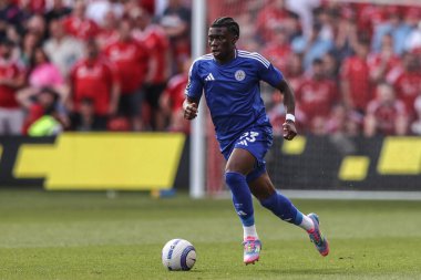 Leicester City 'den Jeremy Monga, Nottingham Forest' a karşı City Ground, Nottingham 'da 11 Mayıs 2025' te oynanan Premier League maçında topu aldı.