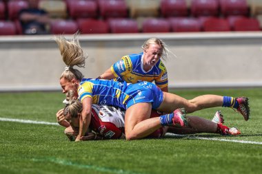 Wigan Warriors takımından Georgia Wilson, 10 Mayıs 2025 'te İngiltere' nin LNER Community Stadyumu 'nda oynanan Betfred Kadınlar Kupası yarı final karşılaşmasında Wigan Warriors' a karşı yarışıyor.