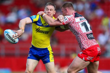 Warrington Wolves takımından Matt Dufty, 11 Mayıs 2025 'te İngiltere' nin başkenti St Helens 'te oynanan Betfred Challenge Cup yarı final maçında pas verdi.
