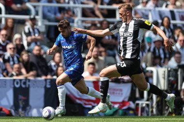 Chelsea 'den Pedro Neto, Newcastle United takımının 11 Mayıs 2025' te St. James 's Park, Newcastle' da oynanan Premier League karşılaşmasında Dan Burn 'ün izlediği topla topu bırakıyor.