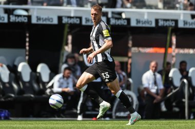 Newcastle United takımından Dan Burn, 11 Mayıs 2025 'te St. James' s Park, Newcastle, İngiltere 'de oynanan Premier League maçında Chelsea' ye karşı oynanan maçta topu aldı.