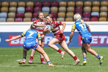 Wigan Warriors takımından Molly Jones, 10 Mayıs 2025 'te İngiltere' nin LNER Community Stadyumu 'nda oynanan Betfred Kadınlar Kupası yarı final maçı Leeds Rhinos' a karşı Wigan Warriors maçında topa vuruyor.