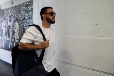 Warrington Wolves 'tan Adam Holroyd, 11 Mayıs 2025' te Birleşik Krallık 'ın başkenti St Helens' te oynanan Wicked Stadyumu 'nda Warrington Wolves - Leigh Leopards maçında Betfred Challenge Kupası yarı final maçı öncesinde geldi.