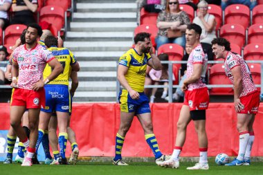 Warrington Wolves 'un Toby King' i, 11 Mayıs 2025 'te İngiltere' nin St. Helens kentinde oynanan Betfred Challenge Kupası yarı final maçı Warrington Wolves - Leigh Leopards maçında denemesini kutluyor.
