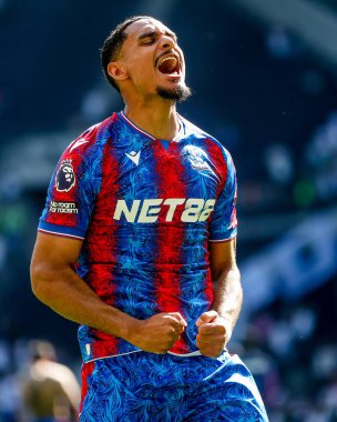 Crystal Palace 'dan Maxence Lacroix, 11 Mayıs 2025' te Tottenham Hotspur 'un Tottenham Hotspur Stadyumu' nda oynanan Premier League maçı sonrasında kazandığı zaferi kutluyor.