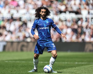 Chelsea 'den Marc Cucurella Premier Lig karşılaşmasında top ile Newcastle United, Chelsea' ye karşı St. James 's Park, Newcastle, İngiltere, 11 Mayıs 2025