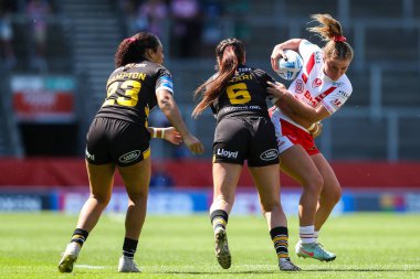 St Helens 'ten Erin Scott, 11 Mayıs 2025' te St Helens 'e karşı St Wicked Stadyumu, St Helens City Knights' da oynanan Betfred Kadınlar Yarışma Kupası yarı final karşılaşmasında mücadele etti.
