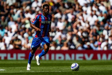 Crystal Palace 'dan Jefferson Lerma, Premier Lig maçı sırasında Tottenham Hotspur' un Tottenham Hotspur Stadyumu 'ndaki Crystal Palace' a karşı 11 Mayıs 2025 'te topla koşuyor.