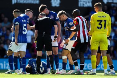 Oyuncular Ipswich Town 'dan Jacob Greaves' i Premier Lig maçı sırasında Ipswich Town, Ipswich Road, İngiltere 'de 10 Mayıs 2025' te Brentford 'a karşı kafa yaralanmasıyla kontrol ediyorlar.