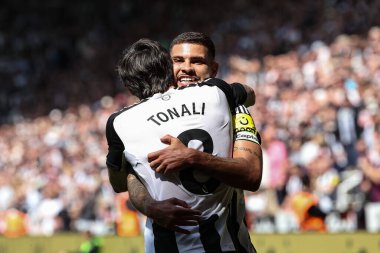 Newcastle United 'dan Bruno Guimares, Newcastle, İngiltere' de 11 Mayıs 2025 'te oynanan Premier League karşılaşmasında Newcastle United' ın Chelsea 'ye karşı oynadığı maçta Newcastle United' tan Sandro Tonali ile 2-0 'lık bir maç yapma hedefini kutluyor.