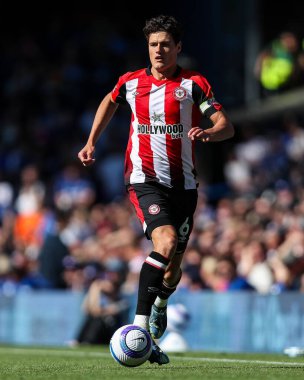 Brentford 'dan Christian Nrgaard, Premier League maçında topu Ipswich Town ve Brentford' a karşı Portman Road, Ipswich, İngiltere 'de 10 Mayıs 2025' te atıyor.