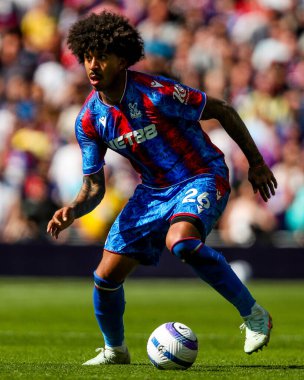 Crystal Palace 'dan Chris Richards, Tottenham Hotspur' un 11 Mayıs 2025 'te Londra' daki Tottenham Hotspur Stadyumu 'ndaki Crystal Palace' a karşı oynadığı Premier Lig maçında topu aldı.