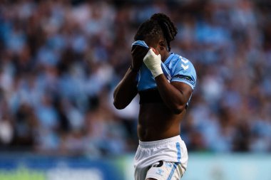 Coventry City 'den Brandon Thomas-Asante, 9 Mayıs 2025 tarihinde Coventry Building Society Arena, Coventry, İngiltere' de Coventry City ile oynanan yarı final maçında tepki gösterdi.