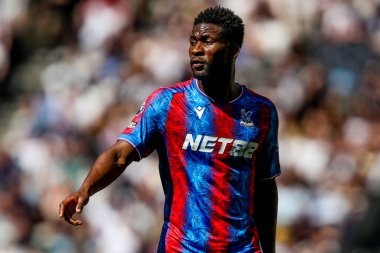 Crystal Palace 'dan Jefferson Lerma, Premier Lig maçında takım talimatlarını Tottenham Hotspur' a karşı Tottenham Hotspur Stadyumu, Londra, 11 Mayıs 2025