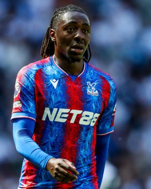 Crystal Palace 'dan Eberechi Eze, Tottenham Hotspur' un 11 Mayıs 2025 'te Londra' daki Tottenham Hotspur Stadyumu 'ndaki Crystal Palace' a karşı oynadığı Premier Lig maçına bakıyor.