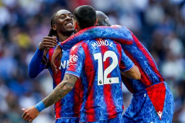 Crystal Palace 'dan Eberechi Eze, 11 Mayıs 2025' te Tottenham Hotspur 'un Londra' daki Tottenham Hotspur Stadyumu 'nda oynanan Premier League maçında takım arkadaşlarıyla 0-1 kazanma hedefini kutluyor.