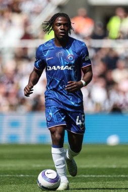 Chelsea 'den Romeo Lavia Premier Lig karşılaşmasında top ile Newcastle United, Chelsea' ye karşı St. James 's Park, Newcastle, İngiltere, 11 Mayıs 2025