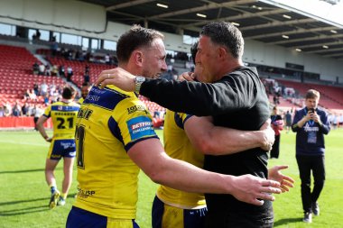 Warrington Wolves 'dan Ben Currie ve Warrington Wolves' un baş antrenörü Sam Burgess, 11 Mayıs 2025 'te İngiltere' nin başkenti St Helens 'te oynanan Betfred Challenge Kupası yarı final maçı Warrington Wolves - Leigh Leopards maçından sonra kucaklaşıyorlar.