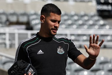 Newcastle United takımından Bruno Guimares, 11 Mayıs 2025 'te İngiltere' deki St. James 's Park' ta oynanan Premier League maçı sırasında Chelsea 'ye karşı geldi.