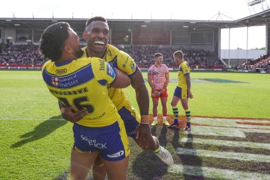 Warrington Wolves 'dan Zane Musgrove ve Warrington Wolves' dan Rodrick Tai, 11 Mayıs 2025 'te İngiltere' nin başkenti St Helens 'te oynanan Betfred Challenge Kupası yarı final maçı Warrington Wolves - Leigh Leopards maçında takımlarını kazandılar.