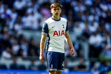 Tottenham Hotspur 'dan Mikey Moore, Premier Lig maçı sırasında Tottenham Hotspur' a karşı Crystal Palace Tottenham Hotspur Stadyumu, Londra, 11 Mayıs 2025 'te seyrediyor.