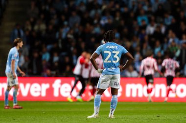 Coventry City 'den Brandon Thomas-Asante, 9 Mayıs 2025 tarihinde Coventry Building Society Arena, Coventry, İngiltere' de oynanan ve Coventry City ile Sunderland arasındaki Gökyüzü İddia Şampiyonası yarı final maçında 0-1 'lik bir gol atmayı kabul etti.