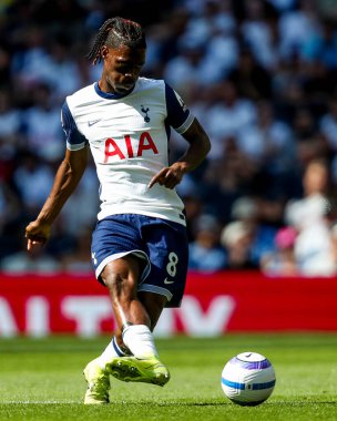 Tottenham Hotspur 'dan 4Yves Bissouma Premier Lig maçı sırasında Tottenham Hotspur' a karşı Crystal Palace Tottenham Hotspur Stadyumu 'nda 11 Mayıs 2025' te pas attı.