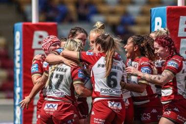 Wigan Warriors takımından Emily Veivers, 10 Mayıs 2025 'te İngiltere' nin LNER Community Stadyumu 'nda oynanan Betfred Kadınlar Yarıfinal karşılaşmasında denemesini kutluyor.