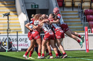 Wigan Warriors takımından Anna Davies, 10 Mayıs 2025 'te İngiltere' nin LNER Community Stadyumu 'nda oynanan Betfred Kadınlar Kupası yarı final karşılaşmasında denemesini kutluyor.