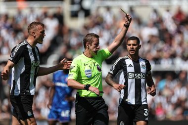 Hakem John Brooks, Chelsea 'li Nicolas Jackson' a VAR 'ı incelemeden önce sarı kart verdi ve Premier Lig maçı sırasında Newcastle United Chelsea' ye karşı St. James 's Park, Newcastle, İngiltere, 11 Mayıs 2025
