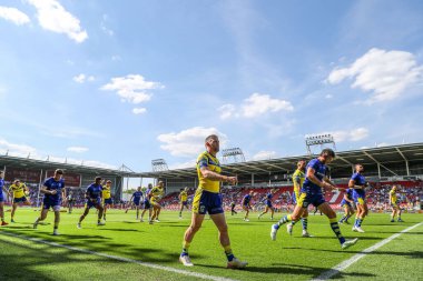 Warrington Wolves oyuncuları maç öncesi ısınma maçı sırasında 11 Mayıs 2025 'te İngiltere' de oynanan Betfred Challenge Kupası yarı final maçı Warrington Wolves 'a karşı Leigh Leopards maçında karşılaşacaklar.
