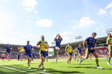 Warrington Wolves oyuncuları maç öncesi ısınma maçı sırasında 11 Mayıs 2025 'te İngiltere' de oynanan Betfred Challenge Kupası yarı final maçı Warrington Wolves 'a karşı Leigh Leopards maçında karşılaşacaklar.