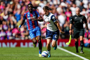 Tottenham Hotspur 'dan Mikey Moore, 11 Mayıs 2025' te Tottenham Hotspur Stadyumu 'nda oynanan Premier League karşılaşmasında Crystal Palace' a karşı Tottenham Hotspur maçında Crystal Palace 'dan Ismaila Sarr' ın baskısı altında.