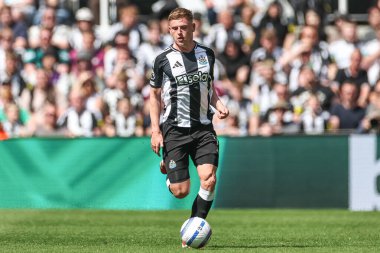 Newcastle United takımından Harvey Barnes, 11 Mayıs 2025 'te St. James' s Park, Newcastle, İngiltere 'de oynanan Premier League maçında Chelsea' ye karşı oynadığı maçta topu düşürüyor.