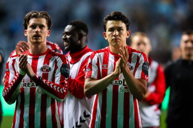 Sunderland 'dan Luke O' Nien, 9 Mayıs 2025 tarihinde Coventry Building Society Arena, Coventry, İngiltere 'de oynanan ve Coventry City' nin Sunderland 'a karşı oynadığı Gökyüzü İddia Şampiyonası Playoff yarı final maçından sonra gezgin taraftarları alkışlıyor.