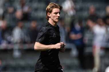Newcastle United takımından Anthony Gordon, 11 Mayıs 2025 'te St. James' s Park, Newcastle 'da oynanan Premier League maçı sırasında ısınma turunda