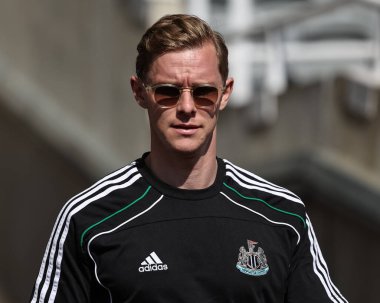 Newcastle United takımından Emil Krafth, 11 Mayıs 2025 'te İngiltere' deki St. James 's Park' ta oynanan Premier League maçı sırasında Chelsea 'ye karşı geldi.