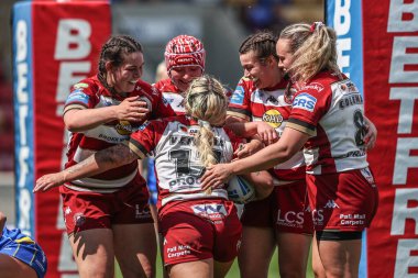Wigan Warriors takımından Emily Veivers, 10 Mayıs 2025 'te İngiltere' nin LNER Community Stadyumu 'nda oynanan Betfred Kadınlar Yarıfinal karşılaşmasında denemesini kutluyor.