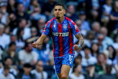 Crystal Palace takımının ilk golünü kutlayan Daniel Munoz, Premier League karşılaşmasında Tottenham Hotspur 'un Crystal Palace' a karşı Tottenham Hotspur Stadyumu, Londra, 11 Mayıs 2025 'te oynanan karşılaşmasında ofsaytta hükmedildi.