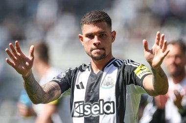 Newcastle United takımından Bruno Guimares, 11 Mayıs 2025 'te St. James' s Park, Newcastle, İngiltere 'de oynanan Premier League karşılaşmasında taraftarlarıyla 2-0' lık galibiyeti kutluyor.