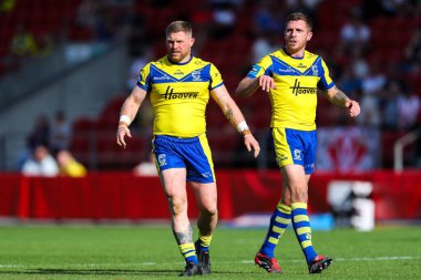 Warrington Kurtları 'ndan Luke Yates ve Warrington Kurtları' ndan Marc Sneyd 11 Mayıs 2025 'te İngiltere' nin başkenti St Helens 'te oynanan Betfred Challenge Kupası yarı final maçı sırasında oynadılar.